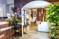 曼谷Qilombo Hostel Silom - HQ的带沙发和吊床的客房
