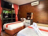 Hotel Heliconias Nature Inn &amp; Hot Springs客房内的一张或多张床位