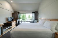 Edgewater Hotel客房内的一张或多张床位