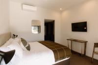 Edgewater Hotel客房内的一张或多张床位