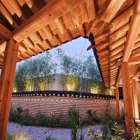 首尔Hanok Hotel DAAM Seoul的花园内带围栏的木制凉棚