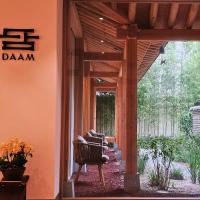 Hanok Hotel DAAM Seoul外面的花园