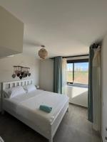 Cozy 2BR Seaview loft in Mesca Somabay客房内的一张或多张床位