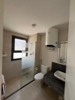 Cozy 2BR Seaview loft in Mesca Somabay的一间浴室