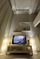 Cozy 2BR Seaview loft in Mesca Somabay的电视和/或娱乐中心