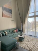 Cozy 2BR Seaview loft in Mesca Somabay的休息区