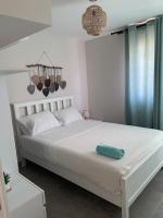 Cozy 2BR Seaview loft in Mesca Somabay客房内的一张或多张床位