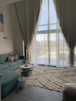 Cozy 2BR Seaview loft in Mesca Somabay的休息区