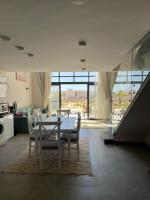 Cozy 2BR Seaview loft in Mesca Somabay的厨房或小厨房