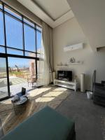 Cozy 2BR Seaview loft in Mesca Somabay的休息区