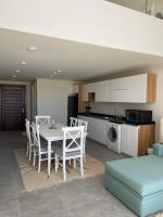 Cozy 2BR Seaview loft in Mesca Somabay的厨房或小厨房