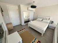 Cozy 2BR Seaview loft in Mesca Somabay客房内的一张或多张床位