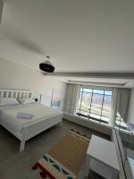 Cozy 2BR Seaview loft in Mesca Somabay客房内的一张或多张床位