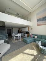Cozy 2BR Seaview loft in Mesca Somabay的休息区