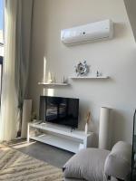 Cozy 2BR Seaview loft in Mesca Somabay的电视和/或娱乐中心