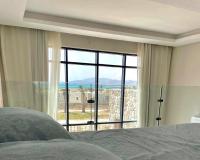 Cozy 2BR Seaview loft in Mesca Somabay客房内的一张或多张床位