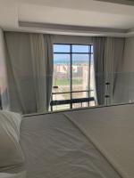 Cozy 2BR Seaview loft in Mesca Somabay客房内的一张或多张床位