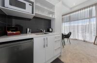 Southwark Hotel & Apartments的厨房或小厨房
