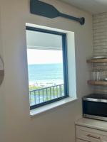 Luxe by the Sea - 5-Star Beachfront Escape的厨房或小厨房