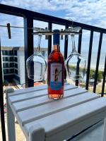 Luxe by the Sea - 5-Star Beachfront Escape的阳台或露台