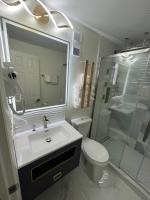 Luxe by the Sea - 5-Star Beachfront Escape的一间浴室