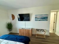 Luxe by the Sea - 5-Star Beachfront Escape的电视和&#47;或娱乐中心