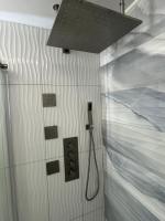 Luxe by the Sea - 5-Star Beachfront Escape的一间浴室