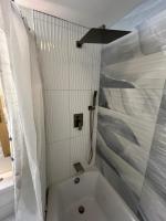 Luxe by the Sea - 5-Star Beachfront Escape的一间浴室