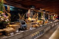 沙努尔普拉玛沙努尔海滩巴厘岛酒店的陈列着食物和鲜花的商店