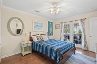 Domingos Beach Bungalow- Surfs Up客房内的一张或多张床位