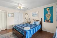 Domingos Beach Bungalow- Surfs Up客房内的一张或多张床位