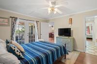 Domingos Beach Bungalow- Surfs Up的电视和&#47;或娱乐中心
