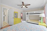 Domingos Beach Bungalow- Surfs Up客房内的一张或多张床位