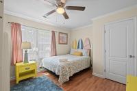 Domingos Beach Bungalow- Surfs Up客房内的一张或多张床位