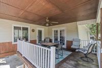 Domingos Beach Bungalow- Surfs Up的阳台或露台