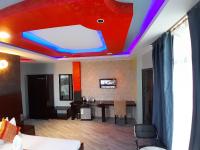Mazola Diamond Hotel的电视和/或娱乐中心