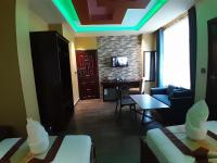 Mazola Diamond Hotel的电视和/或娱乐中心