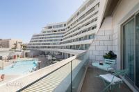 Luxury Apartments And Studios At Sea Side By Rently内部或周边的泳池