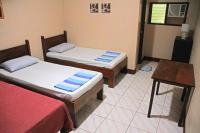 JBR Tourist Inn II - Port Barton客房内的一张或多张床位