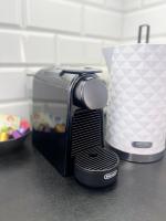 Apartament I LOVE PIOTRKOWSKA z wielkim lustrem, balkonem i klimatyzacją的咖啡和沏茶工具
