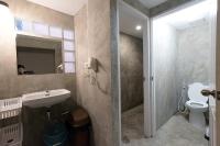 Les Fleurs Bangkok Hostel的一间浴室