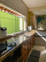 Hostel Morada do sol Paraty的厨房或小厨房