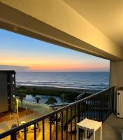默特尔比奇Luxe by the Sea - 5-Star Beachfront Escape的从阳台上欣赏海景