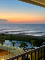 默特尔比奇Luxe by the Sea - 5-Star Beachfront Escape的从阳台上欣赏日落海景