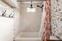 奥斯汀Cozy Coop Casita - Lake Travis-Hot Tub-Tiny House的带浴缸和浴帘的浴室