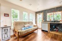 奥斯汀Cozy Coop Casita - Lake Travis-Hot Tub-Tiny House的带沙发和壁炉的客厅