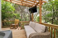 奥斯汀Cozy Coop Casita - Lake Travis-Hot Tub-Tiny House的甲板上设有1个带沙发和电视的门廊