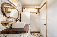 奥斯汀Cozy Coop Casita - Lake Travis-Hot Tub-Tiny House的带水槽和镜子的浴室