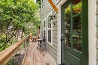 Cozy Coop Casita - Lake Travis-Hot Tub-Tiny House外面的花园