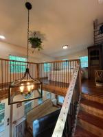 Cozy Coop Casita - Lake Travis-Hot Tub-Tiny House的休息区